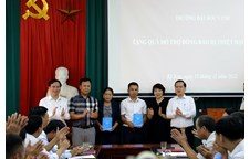 Công đoàn Trường Đại học Vinh trao hỗ trợ của cán bộ, viên chức, người lao động cho Nhân dân huyện Kỳ Sơn khắc phục hậu quả thiên tai