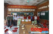 Công đoàn Trường Đại học Vinh tặng hàng ngàn cuốn sách, vở cho học sinh tại huyện miền núi Tương Dương