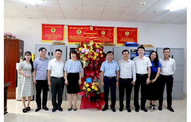 Lãnh đạo Nhà trường chúc mừng Công đoàn nhân Kỷ niệm 93 năm Ngày thành lập Công đoàn Việt Nam (28/7/1929 - 28/7/2022)