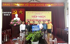 Trường Đại học Vinh trao kinh phí hỗ trợ Nhân dân tỉnh Nghệ An khắc phục hậu quả thiên tai